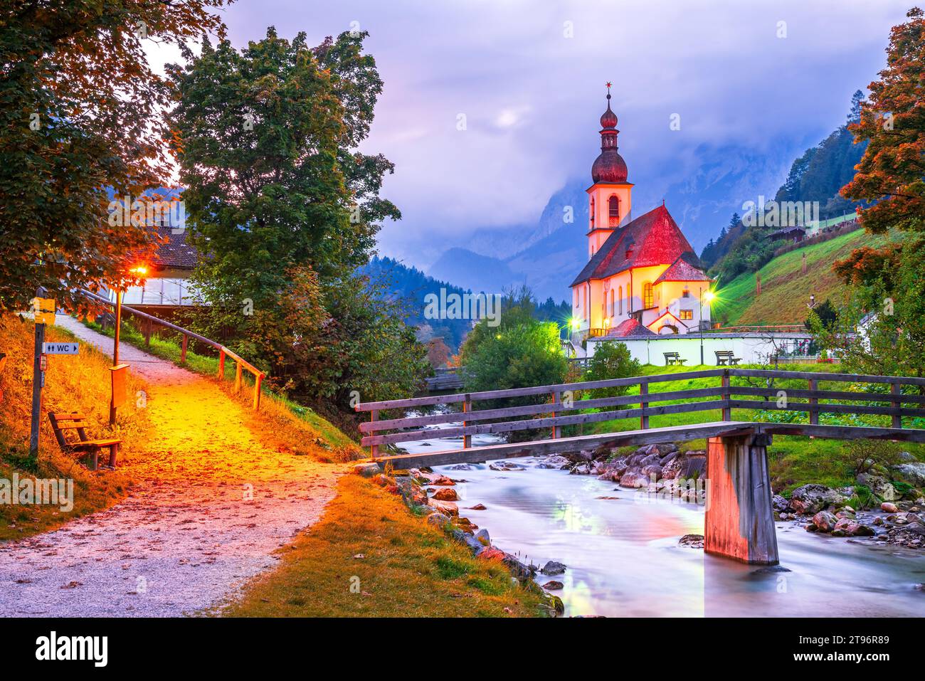 Ramsau bei Berchtesgaden, Germania. Paesaggio autunnale della Terra di Berchtesgadener, incredibile vista della Chiesa Parrocchiale di St Sebastian e River Ramsauer ACH Foto Stock