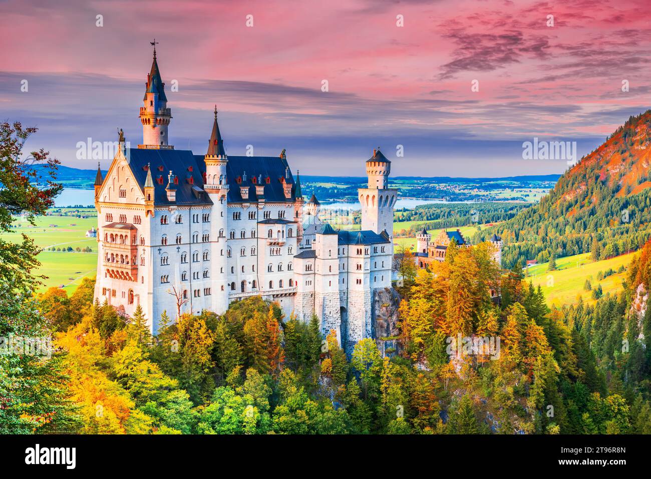 Neuschwanstein, Germania. Affascinante castello dai bellissimi colori autunnali nelle Alpi bavaresi, paesaggio di viaggio a Bayern. Foto Stock