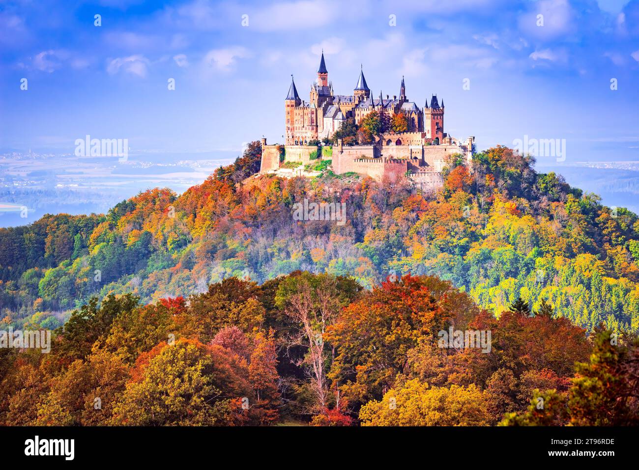 Burg Hohenzollern, Germania. Affascinante paesaggio autunnale con castello fiabesco nelle Alpi sveve, Baden Wurttemberg. Foto Stock