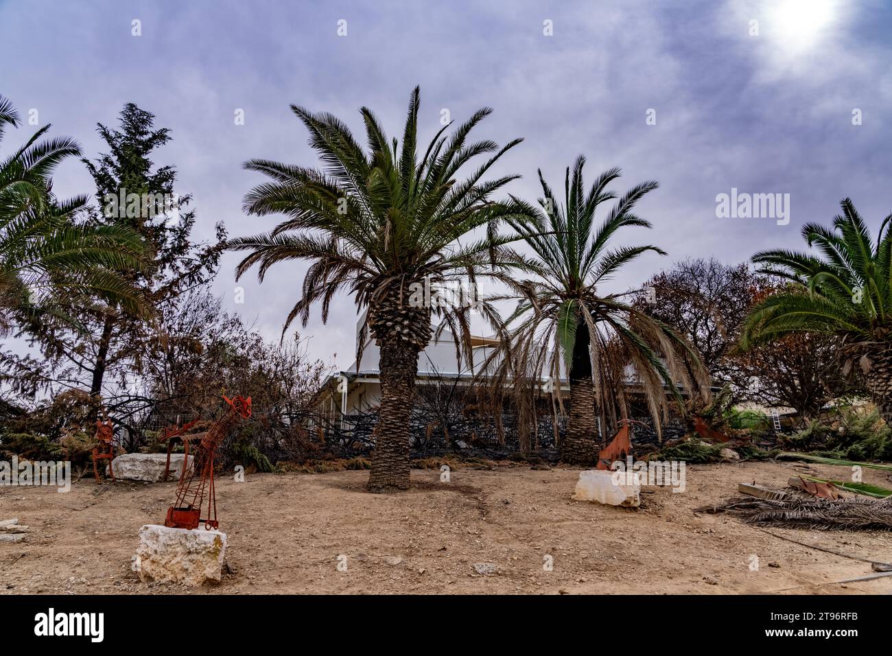 La distruzione rimane ancora dopo gli attacchi di Hamas del 7 ottobre a Kibbutz Kfar Aza chiudono il confine di Gaza Foto Stock