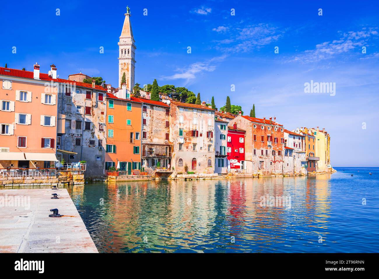 Rovigno, Croazia. Porto della città vecchia, famosa città dell'Istria Peniunsula, costa del mare Adriatico. Foto Stock