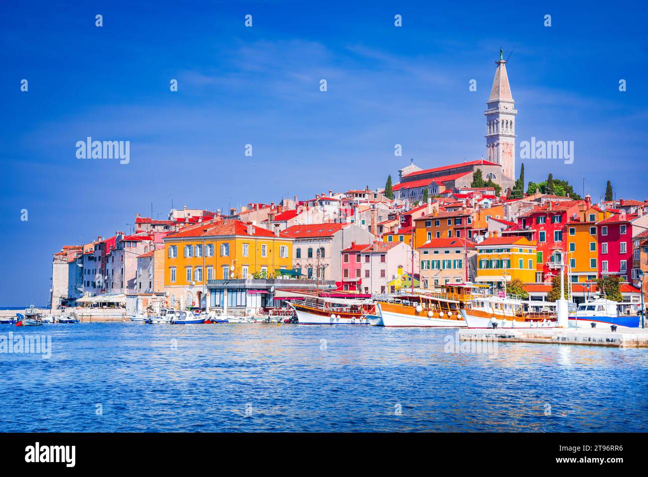 Rovigno, Croazia. Porto della città vecchia, famosa città della costa della Dalmazia sul mare Adriatico. Foto Stock