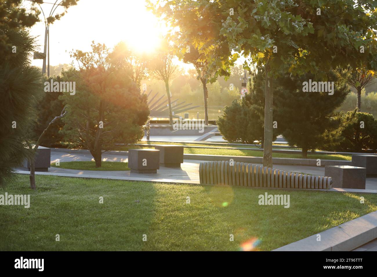 La mattina presto nel parco vuoto vicino al fiume nella città di Dnipro Foto Stock