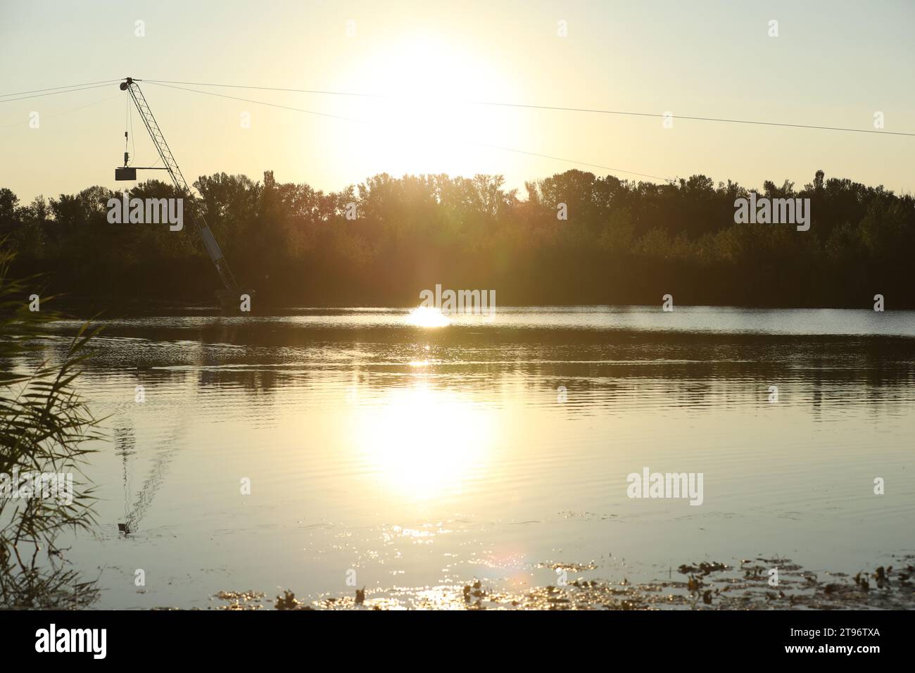 La mattina presto nel parco vuoto vicino al fiume nella città di Dnipro Foto Stock
