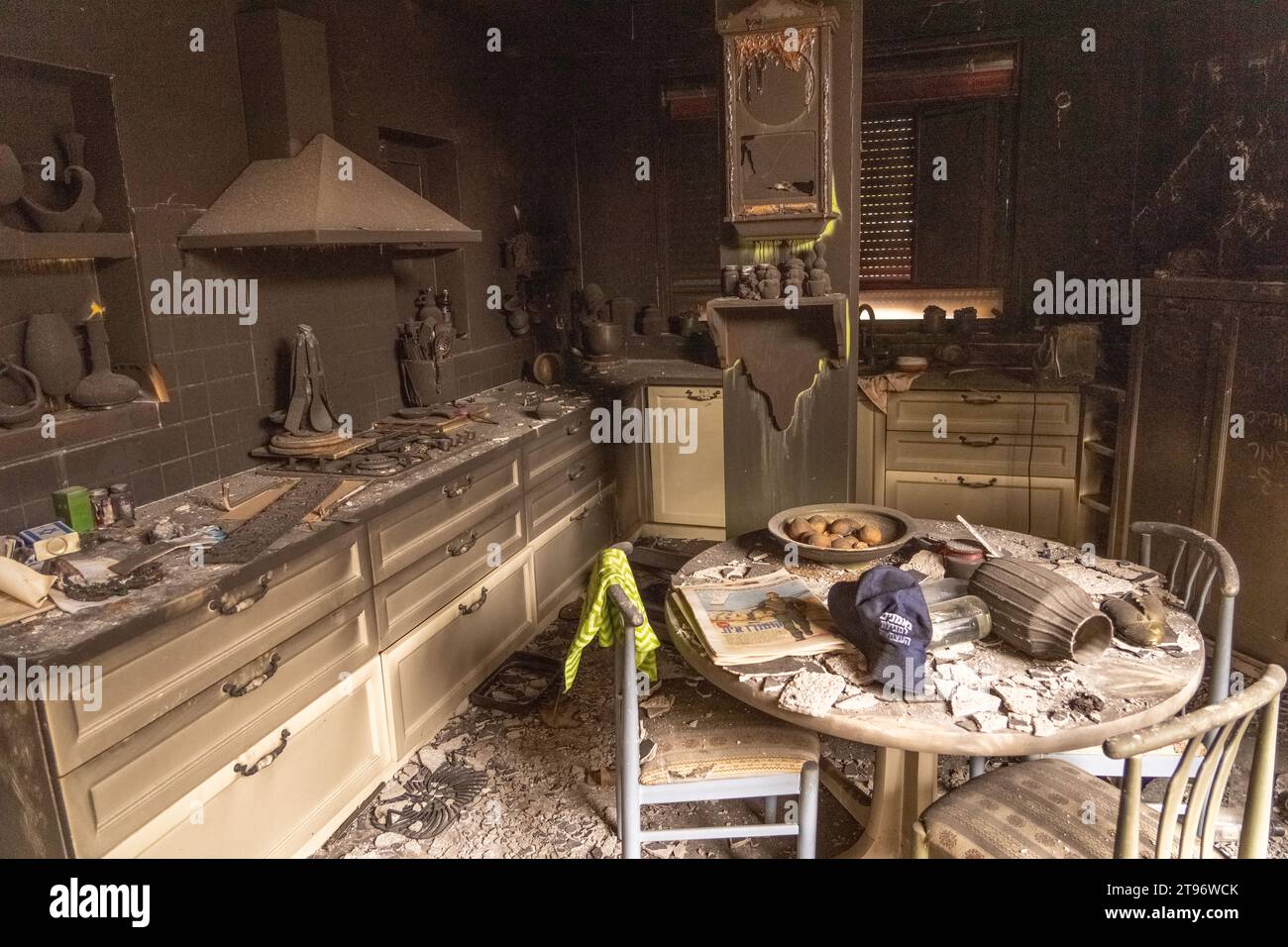 La cucina bruciata all'interno di una casa rimane dopo gli attacchi di Hamas del 7 ottobre a Kibbutz Kfar Aza chiudono il confine di Gaza Foto Stock