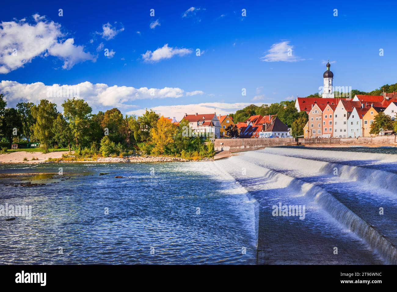Landsberg am Lech, Germania. Case tradizionali colorate nella storica città vecchia gotica, Baviera, al tramonto. Foto Stock