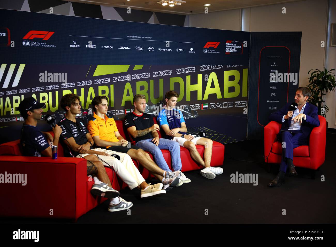 Abu Dhabi, Abu Dhabi. 23 novembre 2023. (Da L a R): Daniel Ricciardo (AUS) AlphaTauri; George Russell (GBR) Mercedes AMG F1; Oscar Piastri (AUS) McLaren; Kevin Magnussen (DEN) Haas F1 Team; e Logan Sargeant (USA) Williams Racing, nella FIA Press Conference. 23.11.2023. Campionato del mondo di Formula 1, Rd 23, Gran Premio di Abu Dhabi, circuito Yas Marina, Abu Dhabi, giorno di preparazione. Immagini. Credito: XPB Images Ltd/Alamy Live News Foto Stock