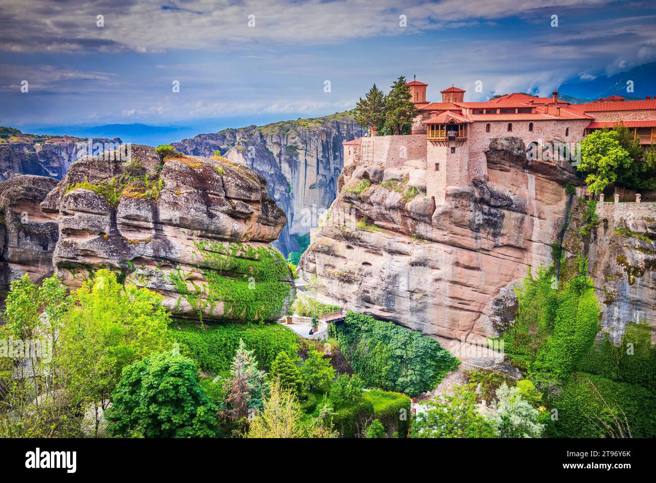 Kalambaka, Grecia. Incredibili formazioni rocciose di arenaria di Meteora e del monastero di Varlaam, patrimonio dell'umanità greco. Foto Stock