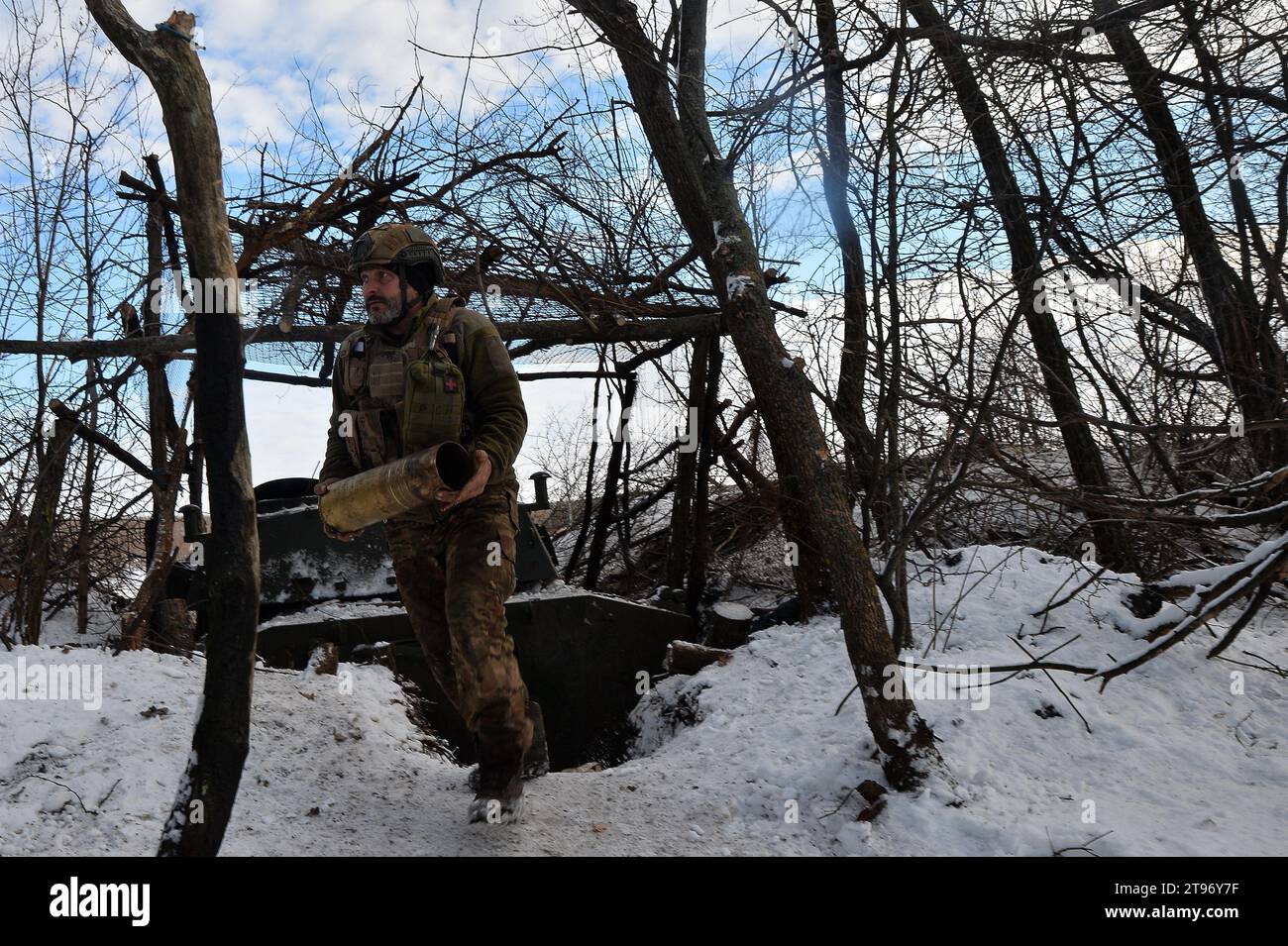 Kupyansk, Oblast' di Charkiv, Ucraina. 22 novembre 2023. Un soldato ucraino corre per ricaricare un pezzo di artiglieria S21 durante una missione di fuoco. Comandando una posizione di artiglieria nella regione, le truppe ucraine si preparano all'inverno e ai potenziali assalti russi. (Immagine di credito: © Madeleine Kelly/ZUMA Press Wire) SOLO USO EDITORIALE! Non per USO commerciale! Foto Stock