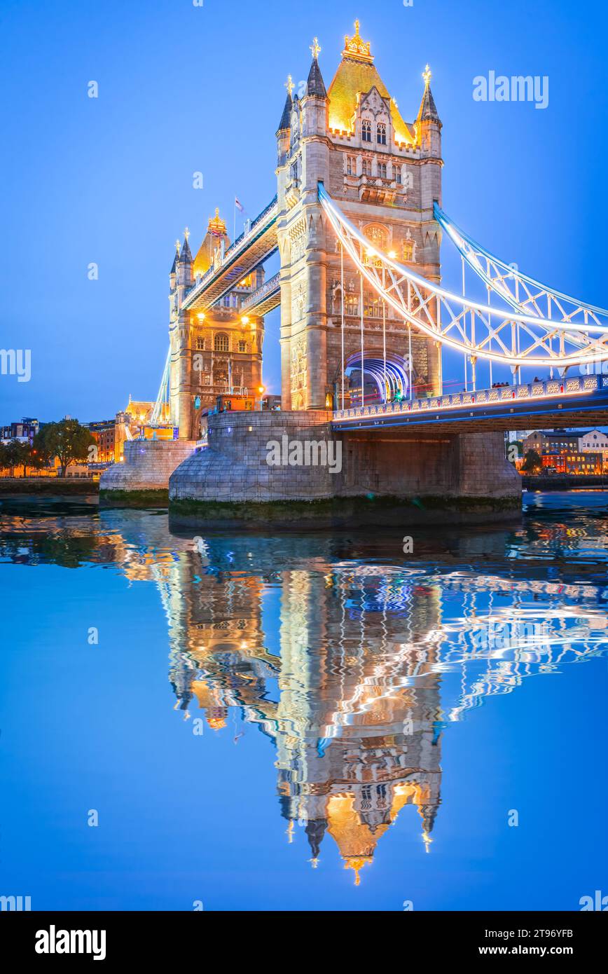 Londra, Regno Unito. Tower Bridge, illuminato al tramonto sul Tamigi, famoso luogo della capitale britannica. Foto Stock