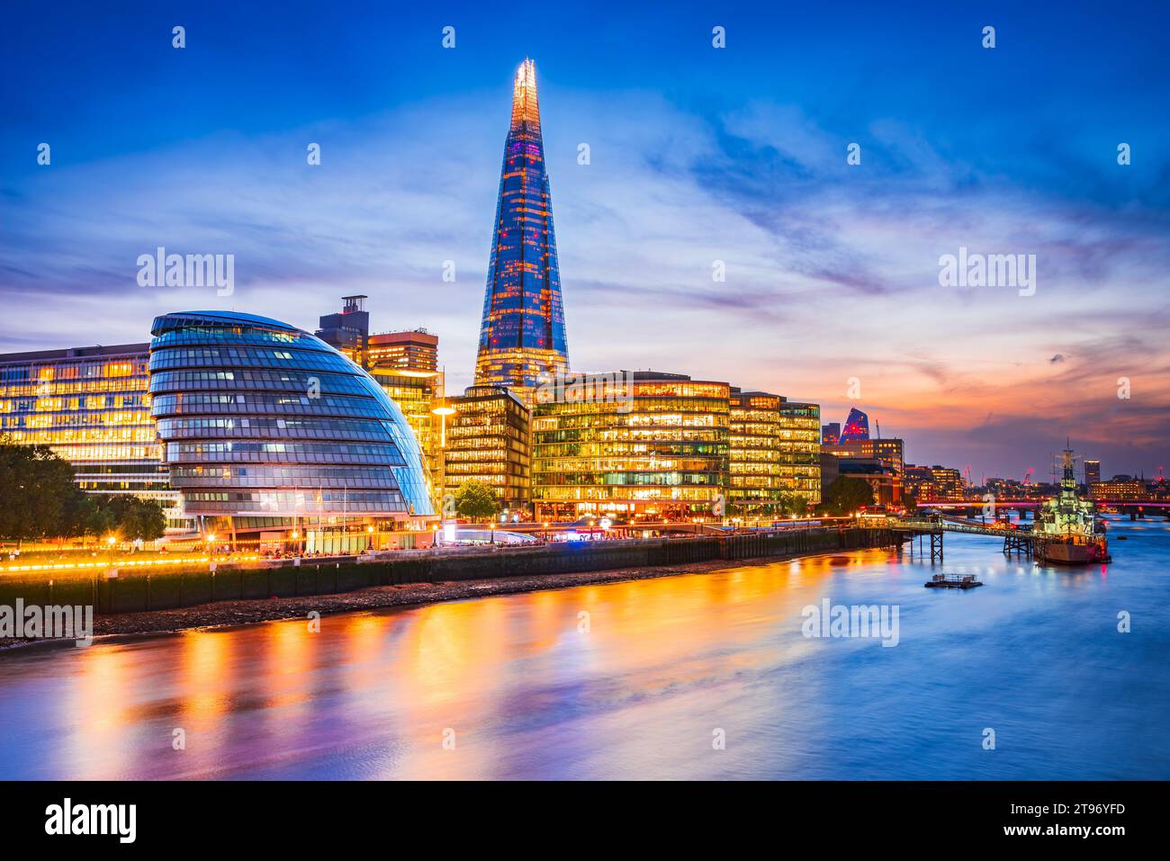 Londra, Regno Unito. Vista dello skyline della famosa New London, del Municipio e dello Shard, ora dorata del tramonto. La vista include il fiume Tamigi, grattacieli e l'ufficio Foto Stock