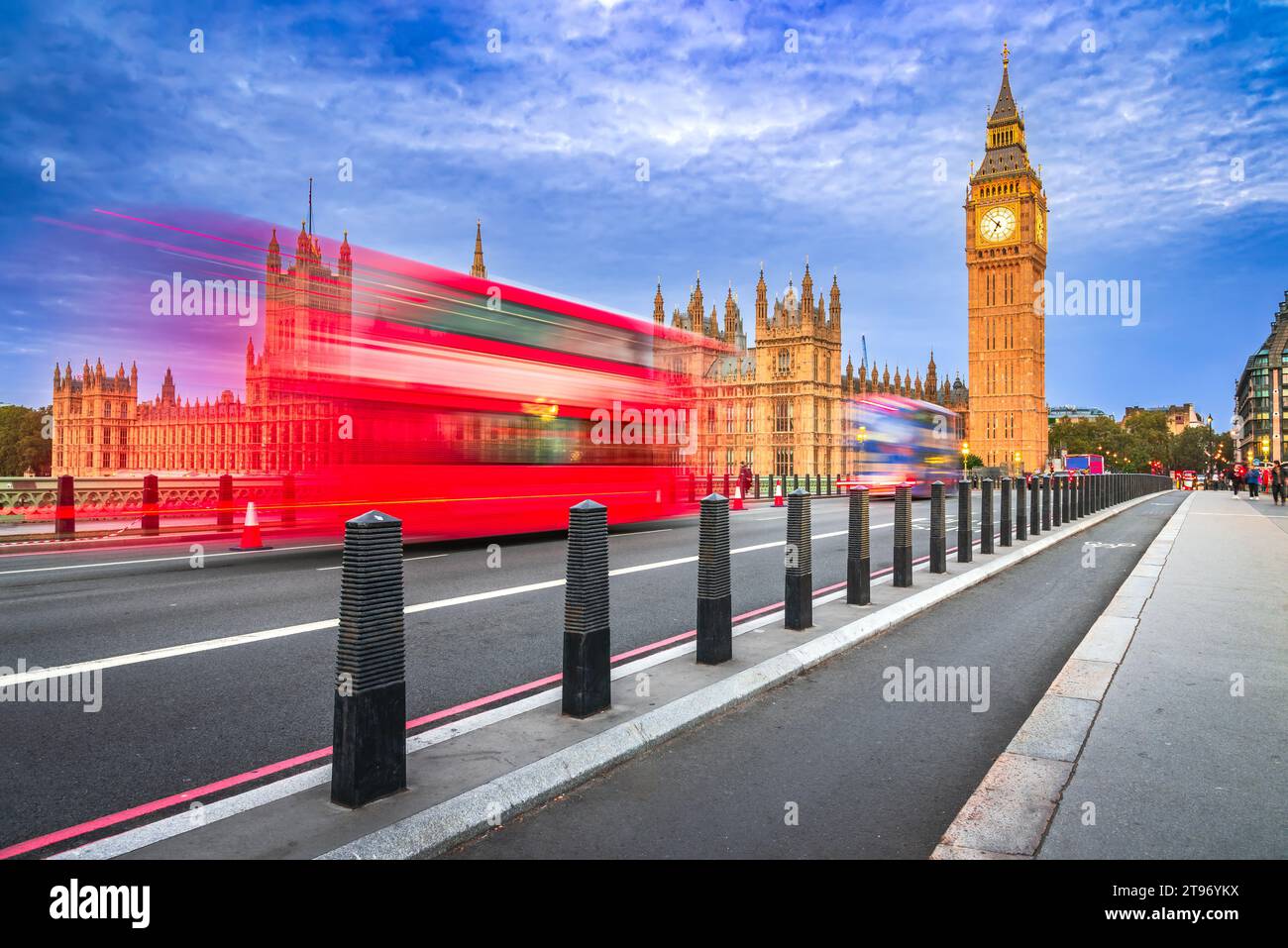 Londra, Regno Unito. Movimento dell'autobus rosso sul Westminster Bridge, ora blu, il Big Ben e l'edificio della House of Commons sullo sfondo, viaggia in inglese. Foto Stock