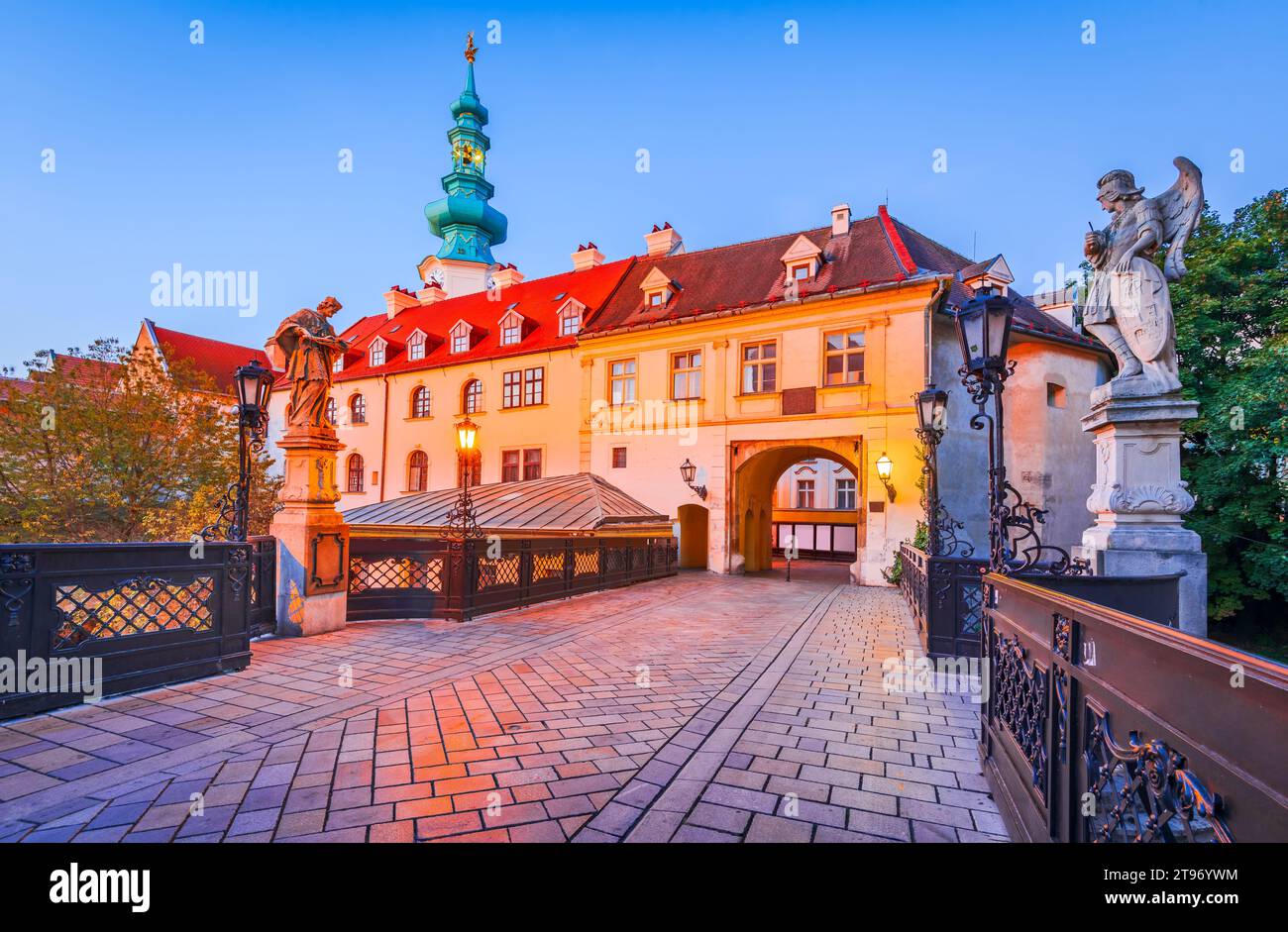 Bratislava, Slovacchia. Una strada nella città vecchia di Bratislava (Pressburg) che porta alla torre di porta di Michele. Foto Stock