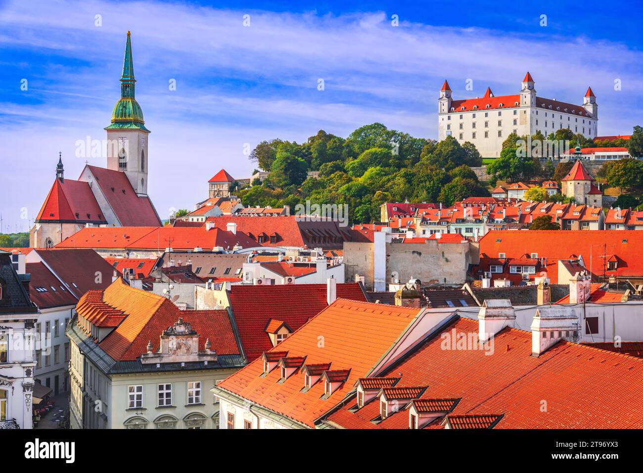 Bratislava, Slovacchia. Vista panoramica sul tetto del castello, della cattedrale e della piazza della città vecchia. Foto Stock