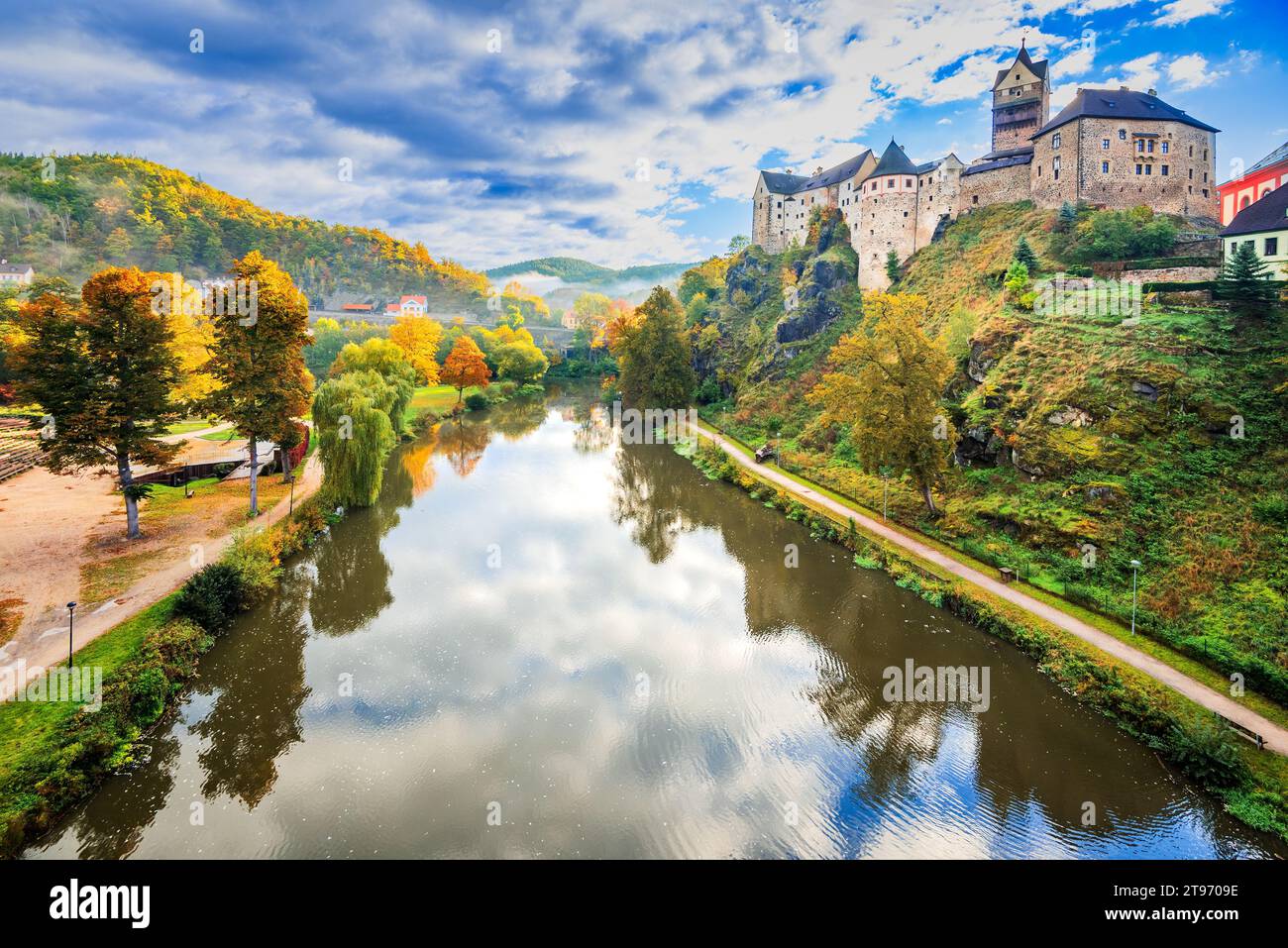 Loket, Repubblica Ceca. Città colorata e castello di Loket sul fiume Ohre nei pressi di Karlovy Vary, Boemia. Foto Stock