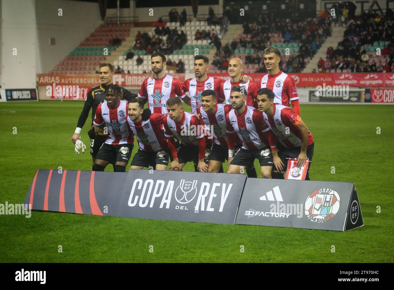 Zamora, Spagna. 22 novembre 2023. Gli undici di partenza dello Zamora CF durante il secondo round della SM El Rey Cup 2023-24 tra lo Zamora CF e il Villarreal CF, il 22 novembre 2023, al Ruta de Stadium la Plata, a Zamora, in Spagna. (Foto di Alberto Brevers/Pacific Press) Credit: Pacific Press Media Production Corp./Alamy Live News Foto Stock