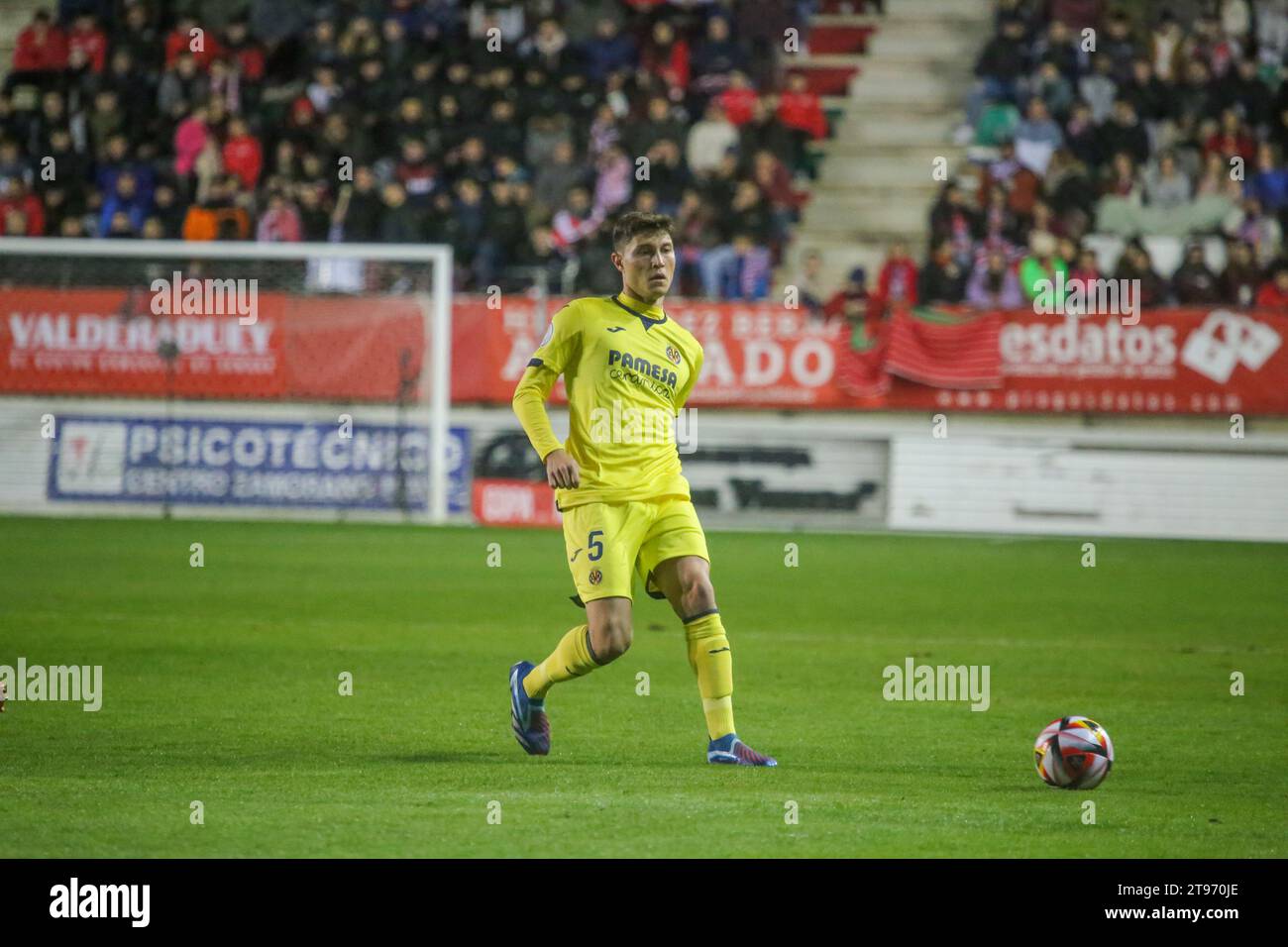 Zamora, Spagna. 22 novembre 2023. Il giocatore del Villarreal CF, Jorge Cuenca (5) passa la palla durante il secondo round della SM El Rey Cup 2023-24 tra Zamora CF e Villarreal CF, il 22 novembre 2023, allo stadio Ruta de la Plata, a Zamora, in Spagna. (Foto di Alberto Brevers/Pacific Press) Credit: Pacific Press Media Production Corp./Alamy Live News Foto Stock