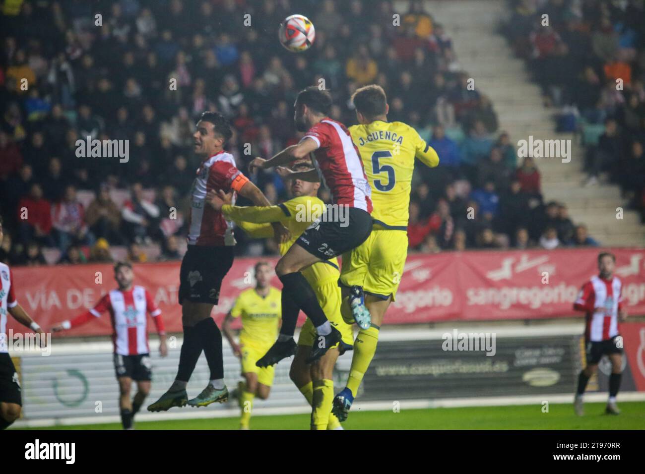 Zamora, Spagna. 22 novembre 2023. Il giocatore del Villarreal CF, Jorge Cuenca (5, R) cerca di sparare una palla durante il secondo round della SM El Rey Cup 2023-24 tra Zamora CF e Villarreal CF, il 22 novembre 2023, allo stadio Ruta de la Plata, a Zamora, in Spagna. (Foto di Alberto Brevers/Pacific Press) Credit: Pacific Press Media Production Corp./Alamy Live News Foto Stock