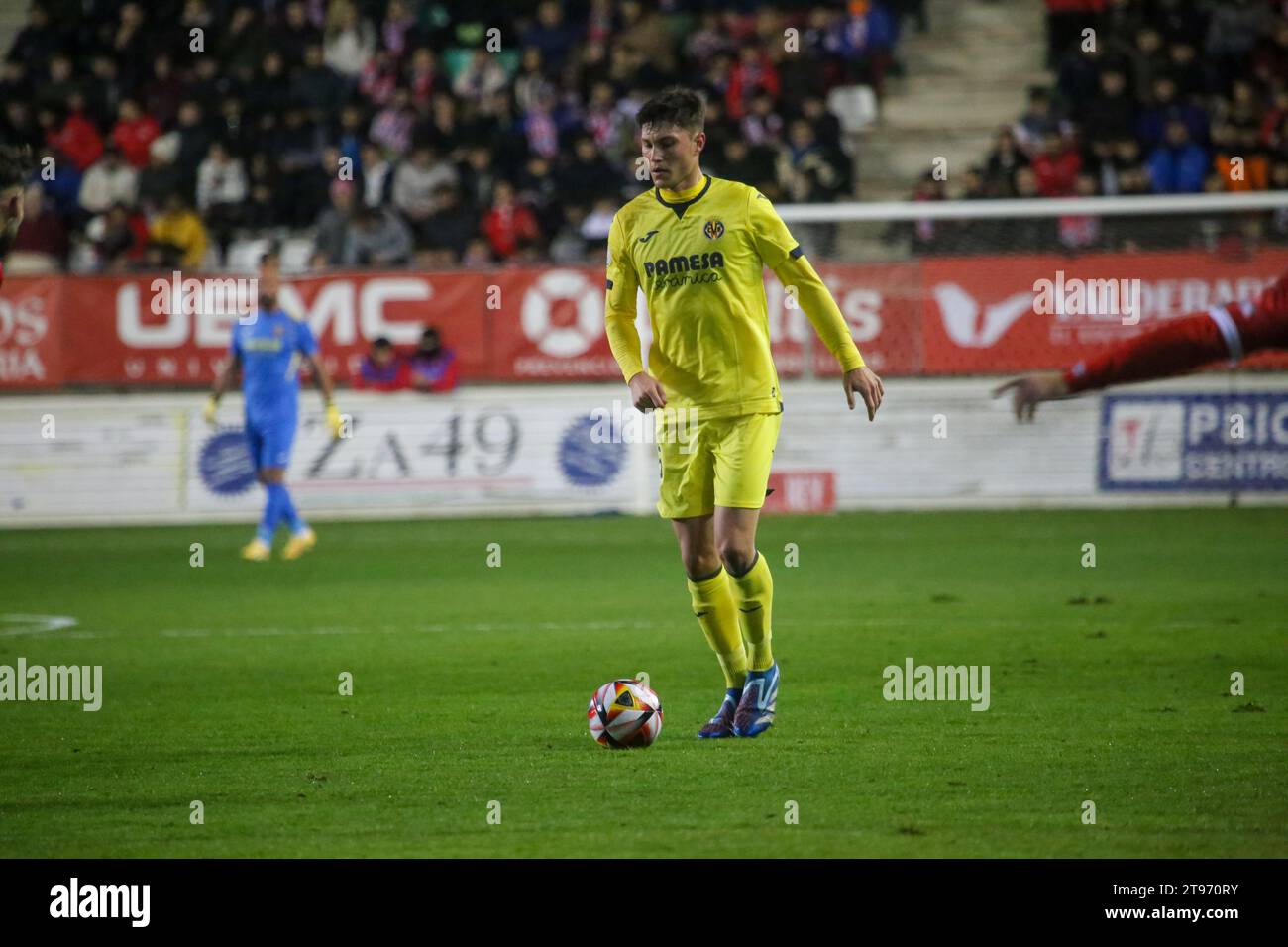 Zamora, Spagna. 22 novembre 2023. Il giocatore del Villarreal CF, Jorge Cuenca (5) con la palla durante il secondo round della SM El Rey Cup 2023-24 tra Zamora CF e Villarreal CF, il 22 novembre 2023, allo stadio Ruta de la Plata, a Zamora, in Spagna. Credito: Alberto Brevers/Alamy Live News (foto di Alberto Brevers/Pacific Press) Foto Stock