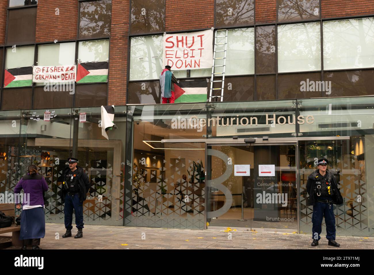 Protesta pro Palestina contro Fisher German, proprietario della Elbit Systems, Centurion House, Deansgate. Firma il testo Arresta Elbit Down. Foto Stock