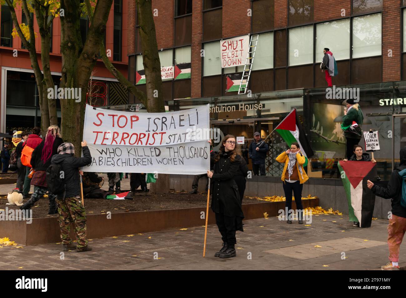 Protesta pro Palestina contro Fisher German, proprietario della Elbit Systems, Centurion House, testo banner Stop Israel Terrorist State. Manchester Regno Unito Foto Stock