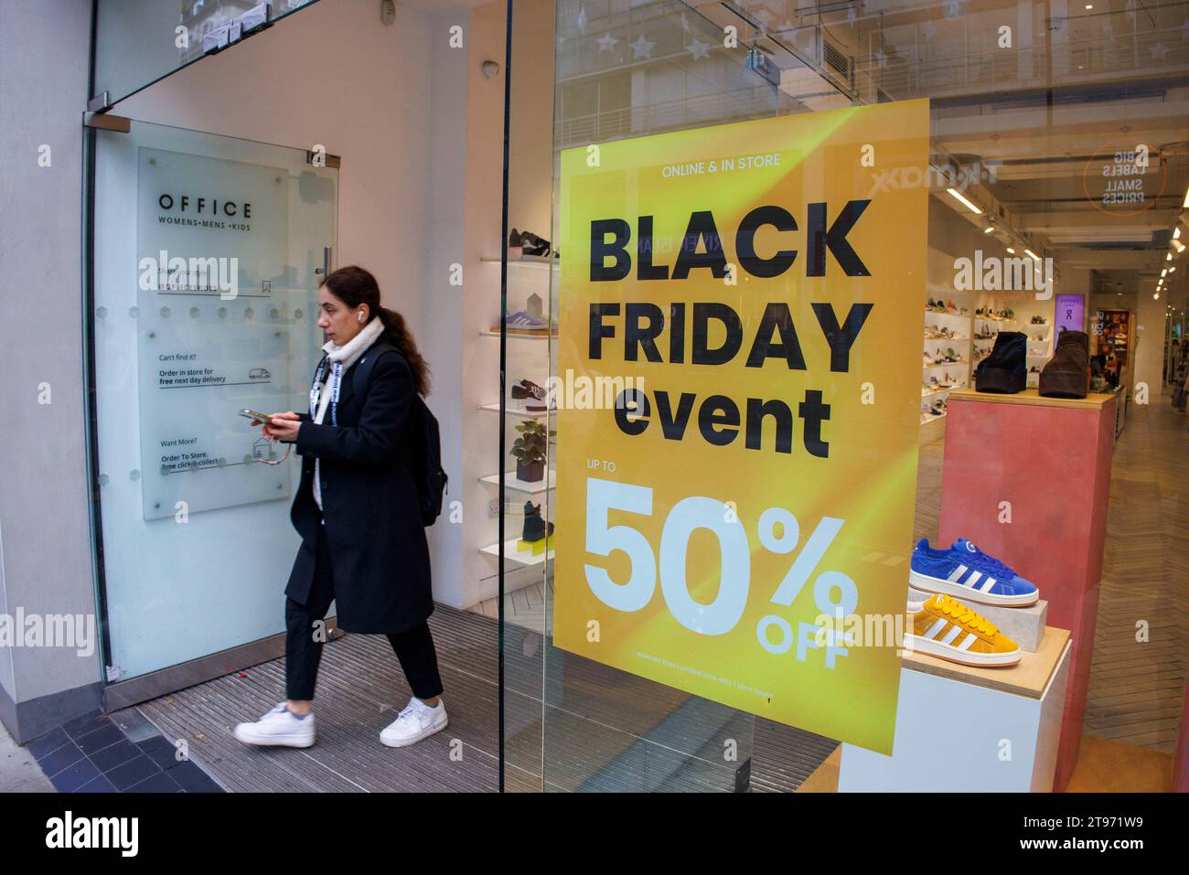 Londra, Regno Unito. 23 novembre 2023. Cartelli con sconti in Oxford Street che annunciano grandi sconti per il Black Friday. Il Black Friday cade il primo venerdì dopo il Ringraziamento, che quest'anno cade il 24 novembre. Agli acquirenti vengono offerti sconti fino al 70% da alcuni rivenditori. L'evento Black Frtiday abbastanza spesso continua nel fine settimana fino al Cyber Monday. Credito: Karl Black/Alamy Live News Foto Stock