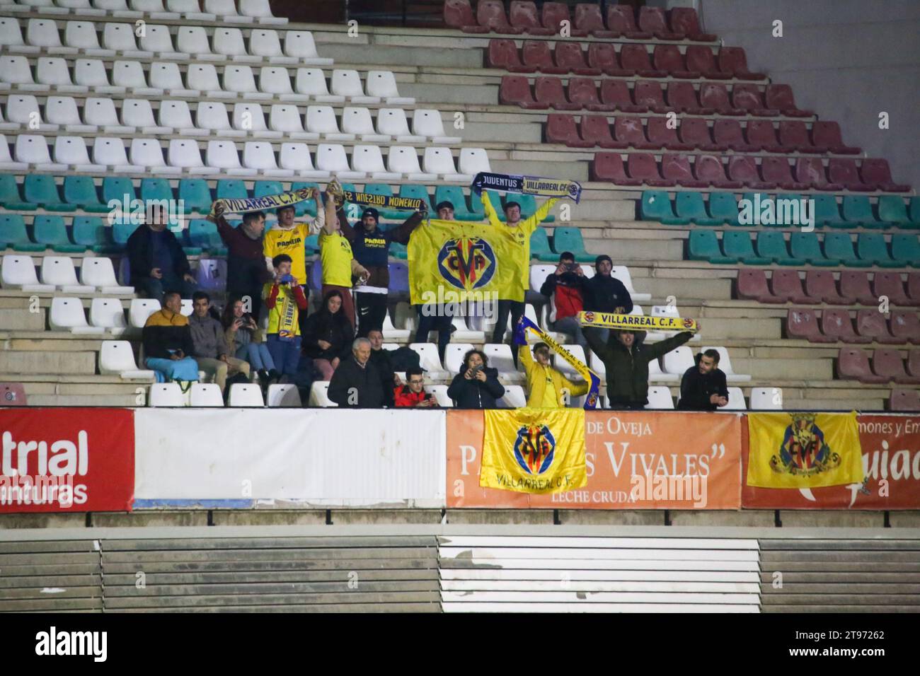 22 novembre 2023, Zamora, Castilla y Leon, Spagna: Zamora, Spagna, 22 novembre 2023: i tifosi sfollati del Villarreal durante il secondo round della SM El Rey Cup 2023-24 tra Zamora CF e Villarreal CF, il 22 novembre 2023, al Ruta de la Stadium Silver, a Zamora, in Spagna. (Immagine di credito: © Alberto Brevers/Pacific Press via ZUMA Press Wire) SOLO USO EDITORIALE! Non per USO commerciale! Foto Stock