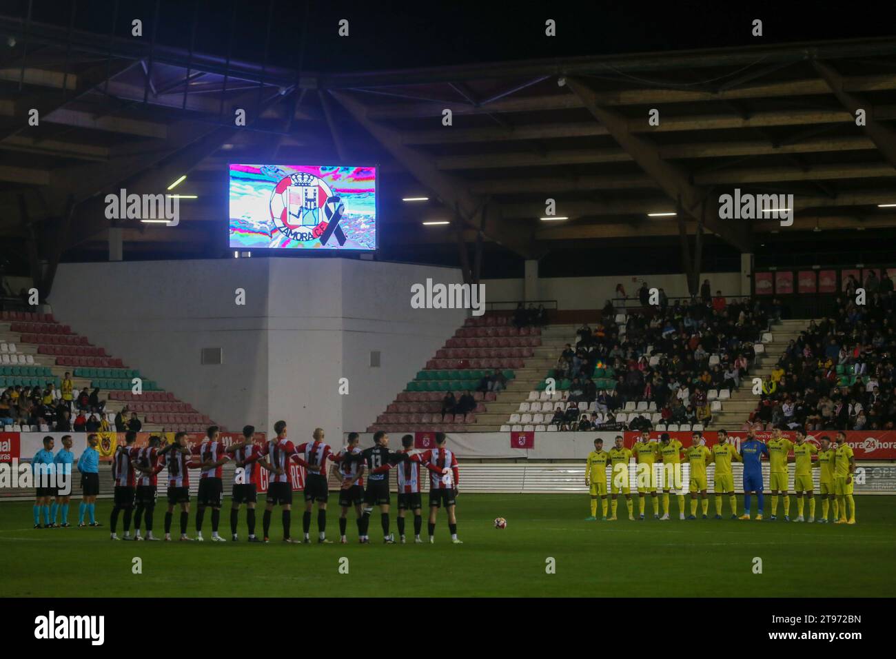 22 novembre 2023, Zamora, Castilla y Leon, Spagna: Zamora, Spagna, 22 novembre 2023: un minuto di silenzio è stato osservato durante il secondo round della SM El Rey Cup 2023-24 tra Zamora CF e Villarreal CF, il 22 novembre 2023, al Ruta de Stadium la Plata, a Zamora, in Spagna. (Immagine di credito: © Alberto Brevers/Pacific Press via ZUMA Press Wire) SOLO USO EDITORIALE! Non per USO commerciale! Foto Stock