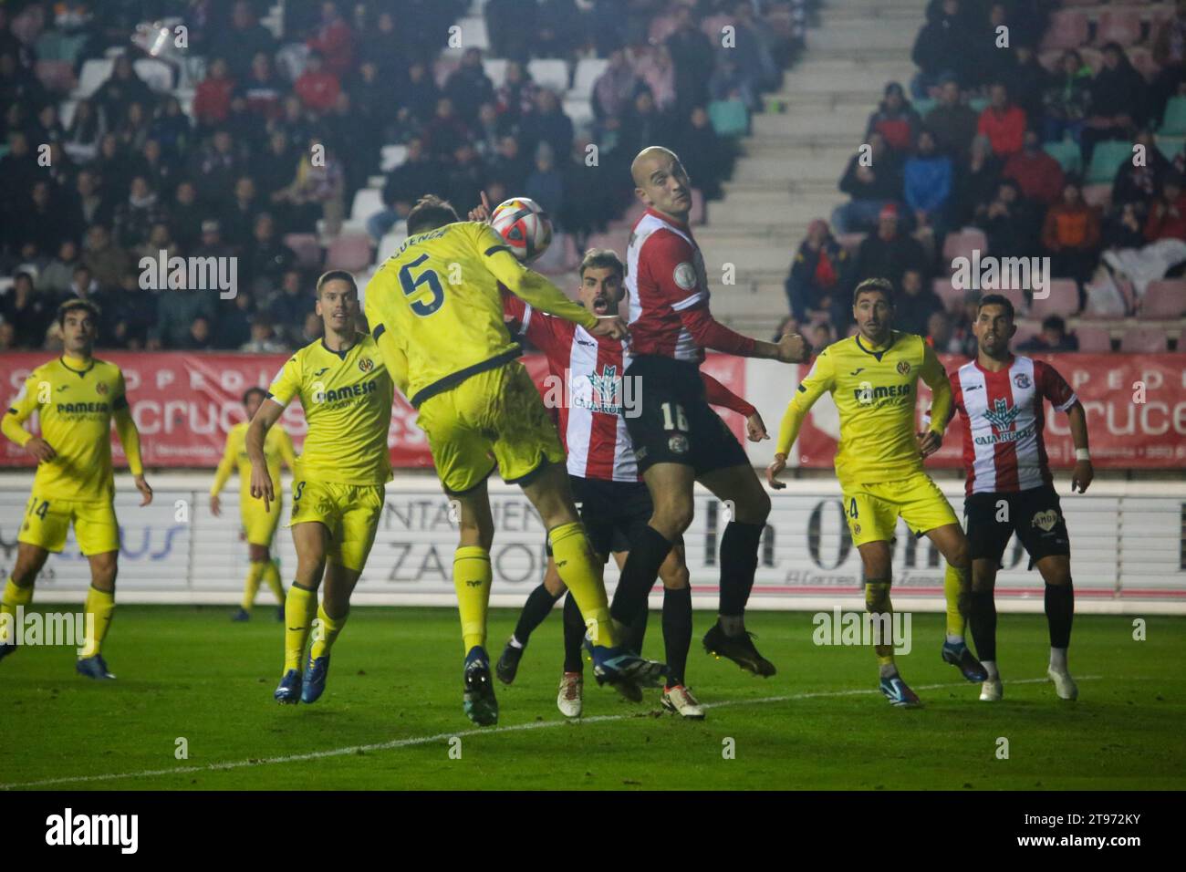 22 novembre 2023, Zamora, Castilla y Leon, Spagna: Zamora, Spagna, 22 novembre 2023: Jorge Cuenca (5), giocatore di CD di Villarreal, cerca di fare un colpo durante il secondo round della SM El Rey Cup 2023-24 tra Zamora CF e Villarreal CF, il 22 novembre 2023, allo stadio Ruta de la Plata, a Zamora, in Spagna. (Immagine di credito: © Alberto Brevers/Pacific Press via ZUMA Press Wire) SOLO USO EDITORIALE! Non per USO commerciale! Foto Stock