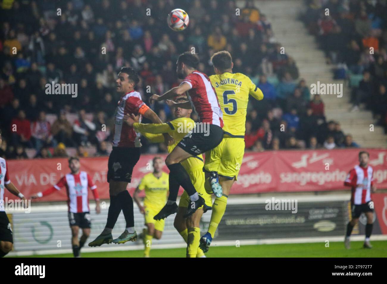 22 novembre 2023, Zamora, Castilla y Leon, Spagna: Zamora, Spagna, 22 novembre 2023: il giocatore del Villarreal CF Jorge Cuenca (5, R) tenta di sparare una palla durante il secondo round della SM El Rey Cup 2023-24 tra Zamora CF e Villarreal CF, il 22 novembre 2023, allo stadio Ruta de la Plata, a Zamora, in Spagna. (Immagine di credito: © Alberto Brevers/Pacific Press via ZUMA Press Wire) SOLO USO EDITORIALE! Non per USO commerciale! Foto Stock