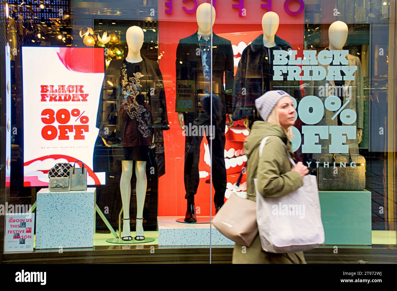 Glasgow, Scozia, Regno Unito. 23 novembre 2023. Lo shopping del Black Friday ha visto gli acquirenti uscire in grande stile nel Mile of Scotland, Buchanan Street. Credit Gerard Ferry/Alamy Live News Foto Stock