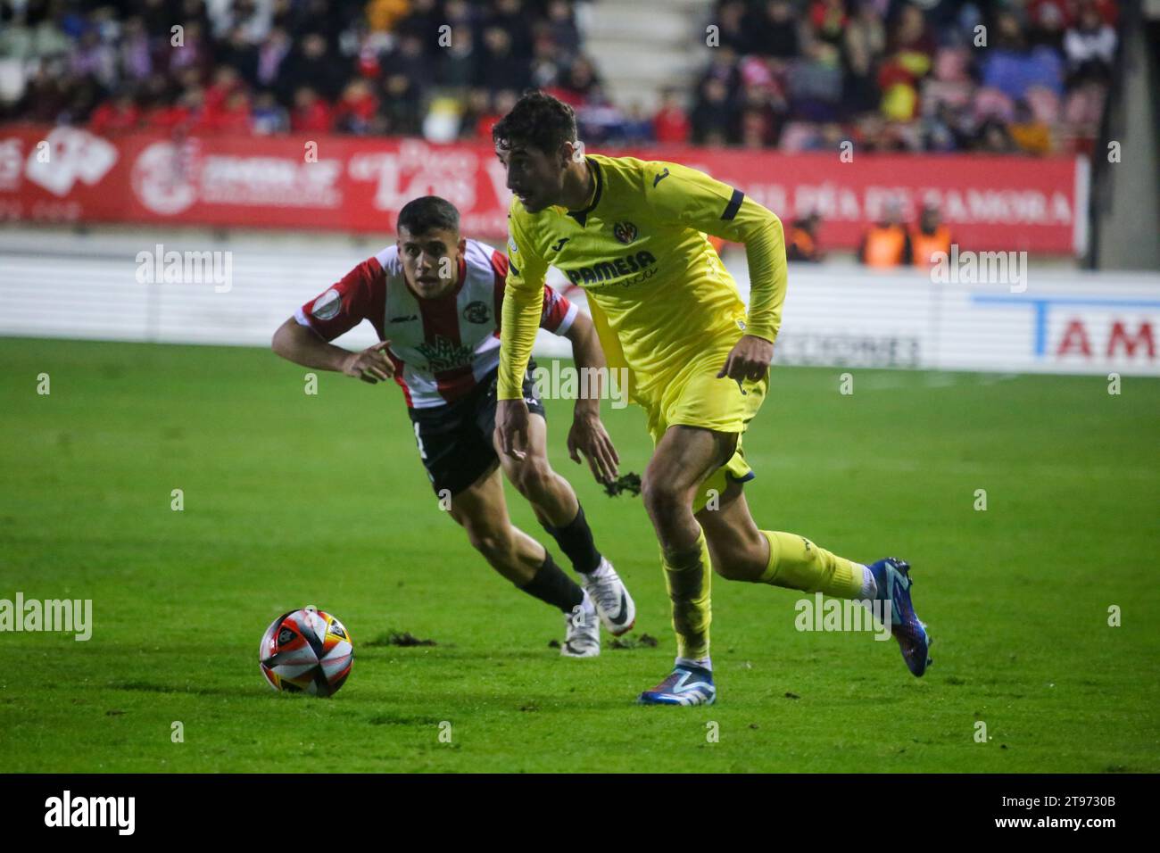 22 novembre 2023, Zamora, Castilla y Leon, Spagna: Zamora, Spagna, 22 novembre 2023: il giocatore del Villarreal CF, Alfonso Pedraza (24) con la palla durante il secondo round della SM El Rey Cup 2023-24 tra Zamora CF e Villarreal CF, il 22 novembre 2023, allo Stadio Ruta de la Plata, a Zamora, in Spagna. (Immagine di credito: © Alberto Brevers/Pacific Press via ZUMA Press Wire) SOLO USO EDITORIALE! Non per USO commerciale! Foto Stock