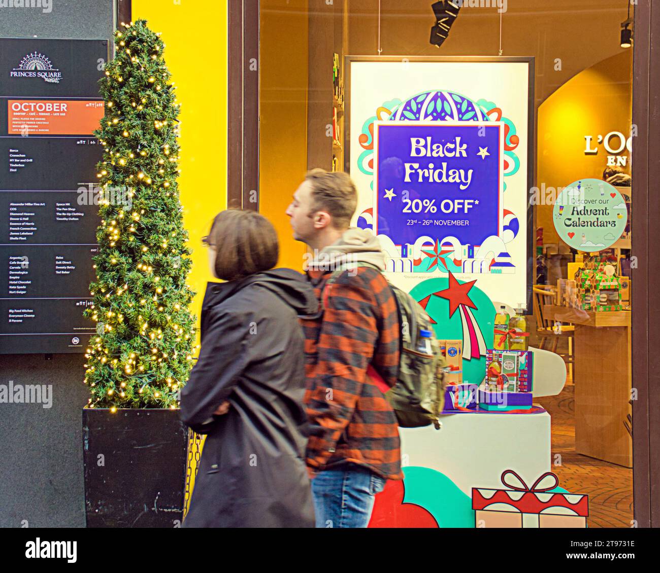 Glasgow, Scozia, Regno Unito. 23 novembre 2023. Lo shopping del Black Friday ha visto gli acquirenti uscire in grande stile nel Mile of Scotland, Buchanan Street. Credit Gerard Ferry/Alamy Live News Foto Stock