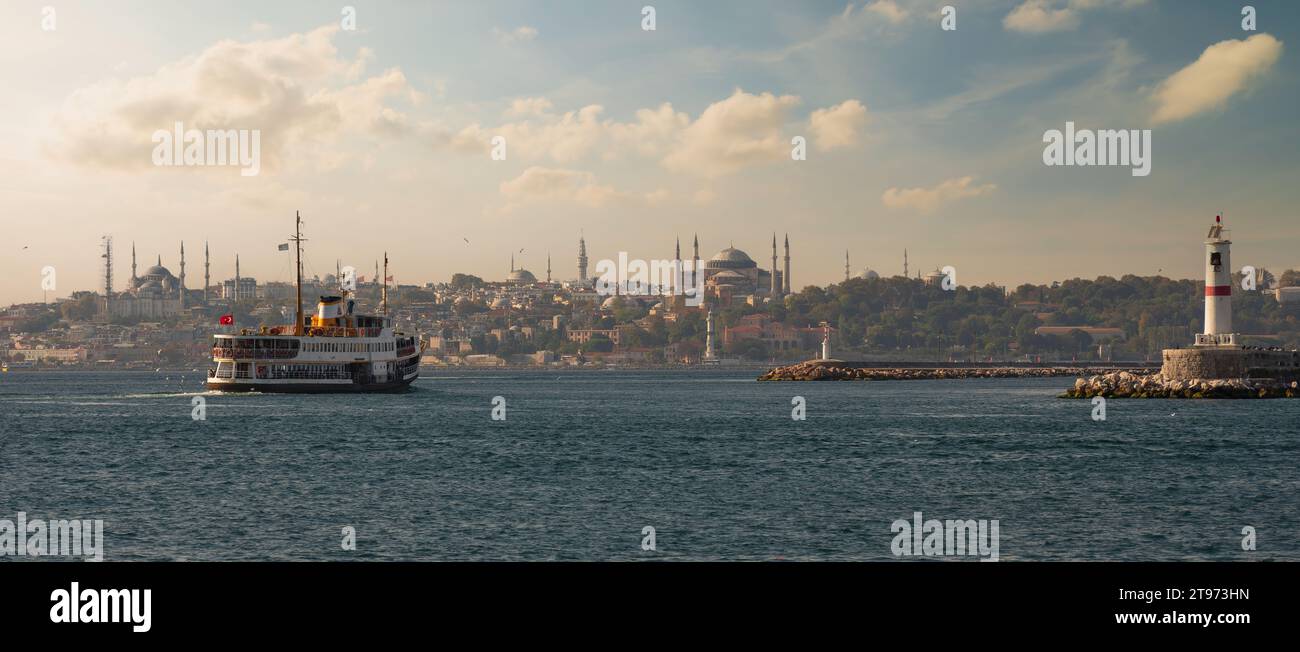 Kadikoy, Istanbul, Turchia - 24 ottobre 2019 - navi da crociera di Istanbul. Traghetto passeggeri Kadikoy- Eminonu che attraversa il Bosforo. Foto Stock