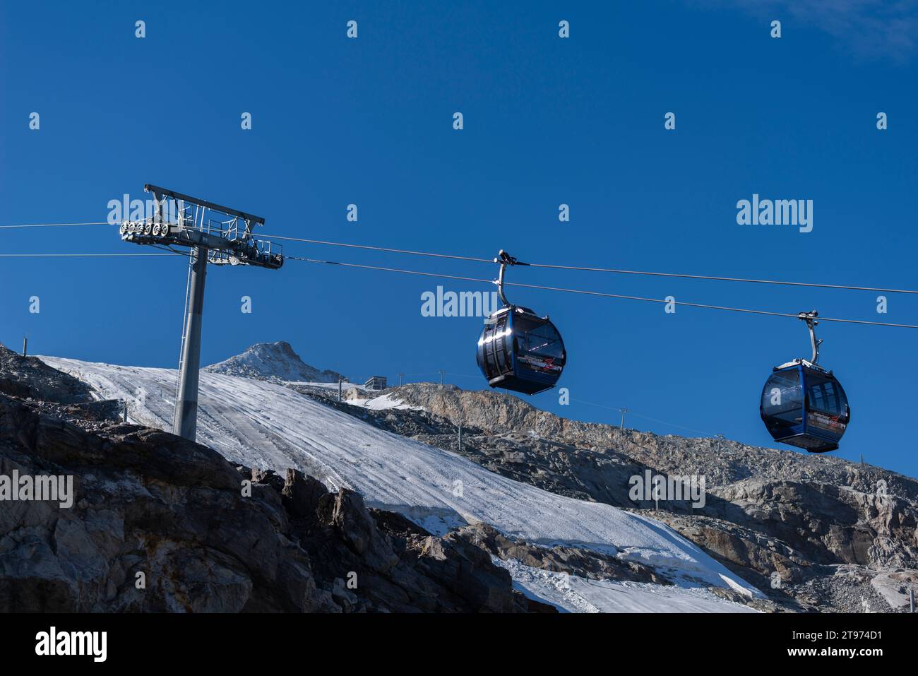 Sciare presso la stazione montana Tuxer Ferner Haus a 2.660 m di altitudine, Gletscherbergbahn Hintertux, Val Tuxer, Tirolo, Alpi della Zillertal, Austria, Europa Foto Stock