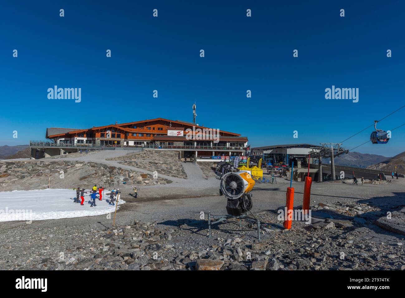 Sciare presso la stazione montana Tuxer Ferner Haus a 2.660 m di altitudine, Gletscherbergbahn Hintertux, Val Tuxer, Tirolo, Alpi della Zillertal, Austria, Europa Foto Stock