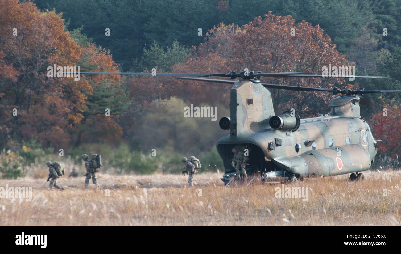 Shikama, Giappone. 23 novembre 2023. Membro della 1st Airborne Brigade della Japan Ground Self-Defense Force e del 1st Battalion del British Army The Royal Gurkha Rifles e 16 Air Assault Brigade Combat Team prendono parte all'esercitazione militare congiunta "Vigilant Isles 23" del Regno Unito e del Giappone presso l'area di manovra di Ojojihara nella prefettura di Miyagi, in Giappone giovedì, 23 novembre 2023. Foto di Keizo Mori/UPI Credit: UPI/Alamy Live News Foto Stock