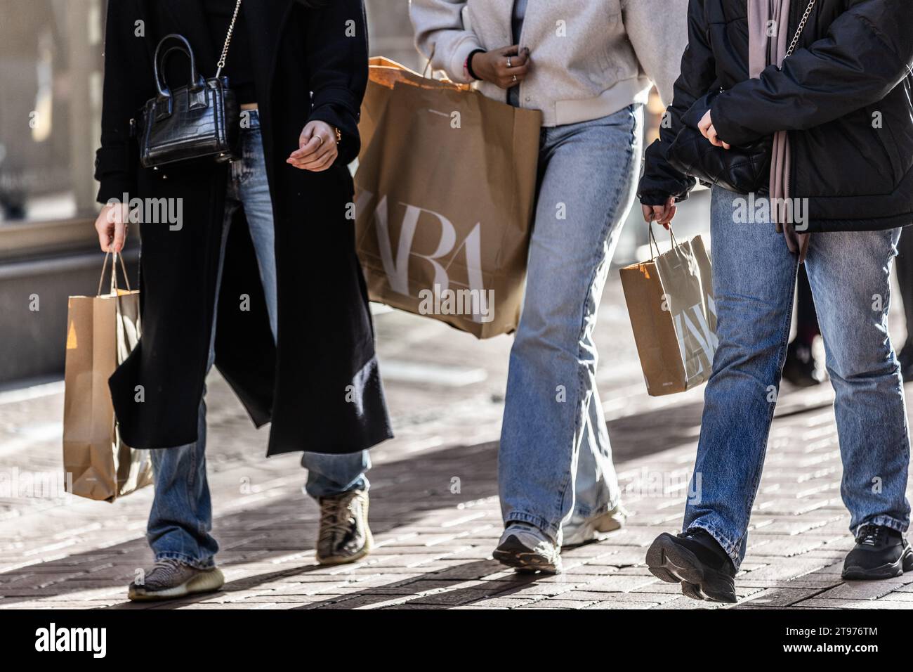 AMSTERDAM - gli amanti dello shopping nella Kalverstraat. Questo giorno è nato negli Stati Uniti ed è considerato l'inizio della stagione dello shopping natalizio. ANP EVA PLEVIER paesi bassi OUT - belgio OUT Foto Stock