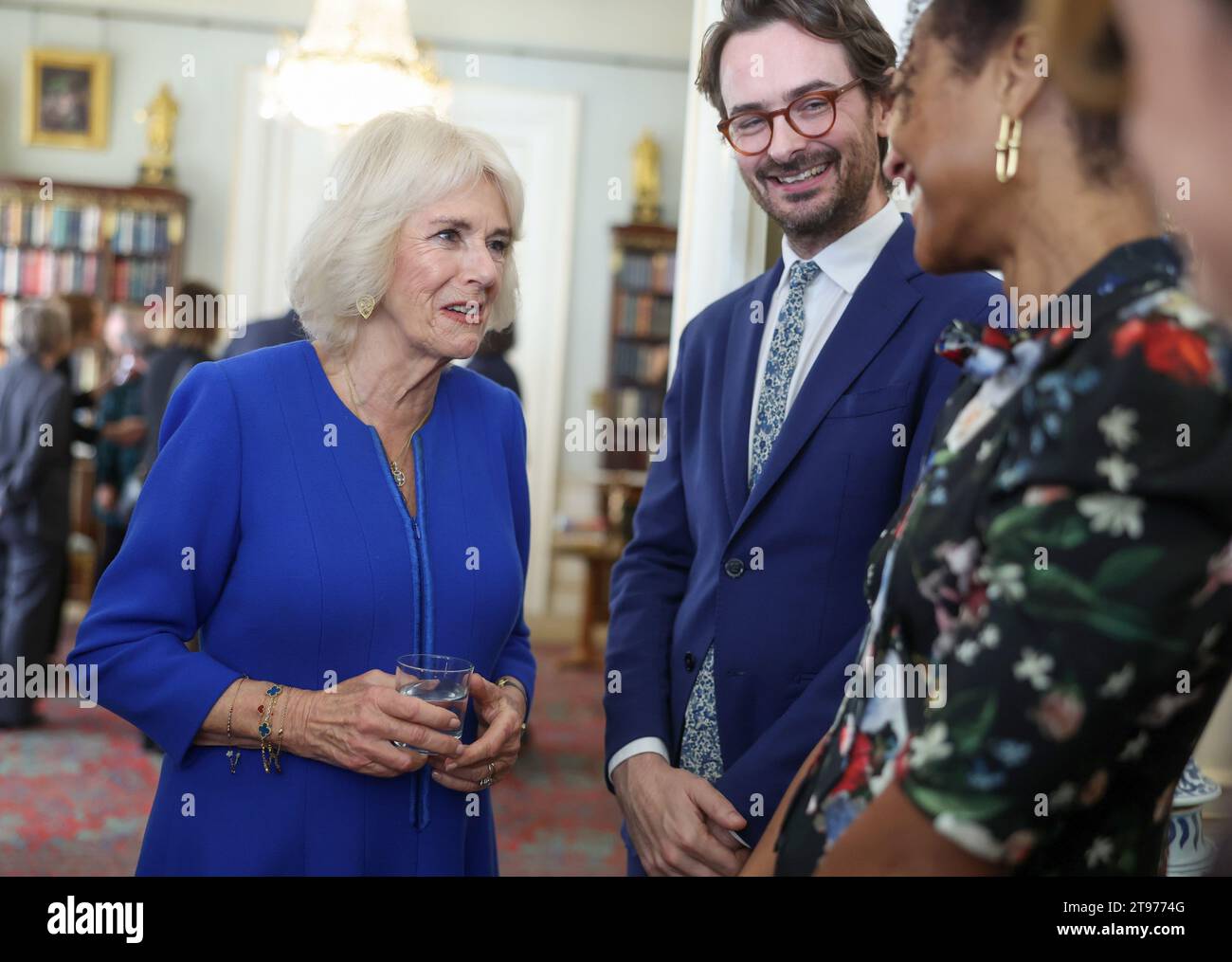 La regina Camilla parla agli ospiti durante un ricevimento a Clarence House, Londra, per la Booker Prize Foundation. Data foto: Giovedì 23 novembre 2023. Foto Stock