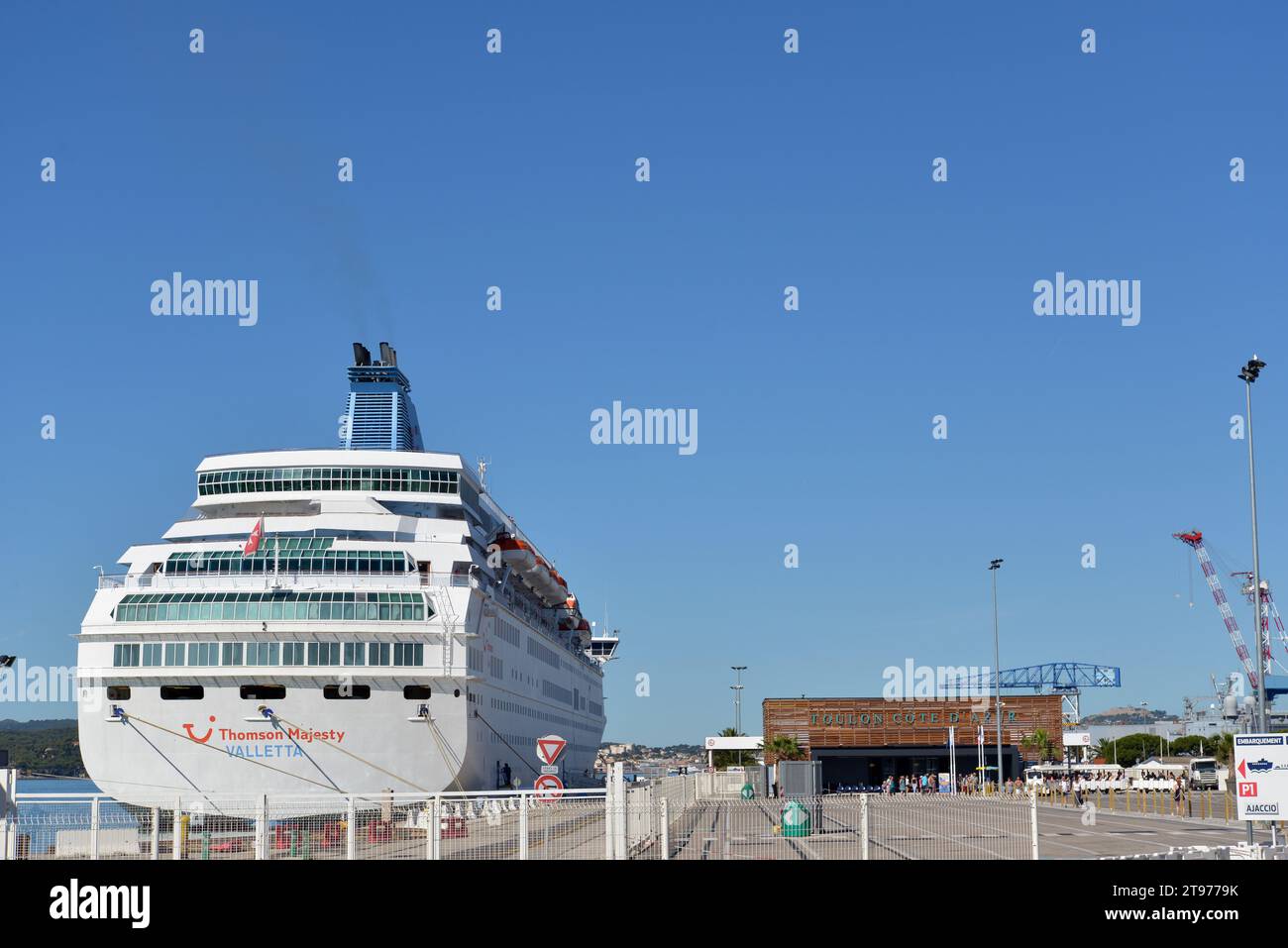 La nave da crociera si ferma al terminal dei traghetti di Tolone. Foto Stock