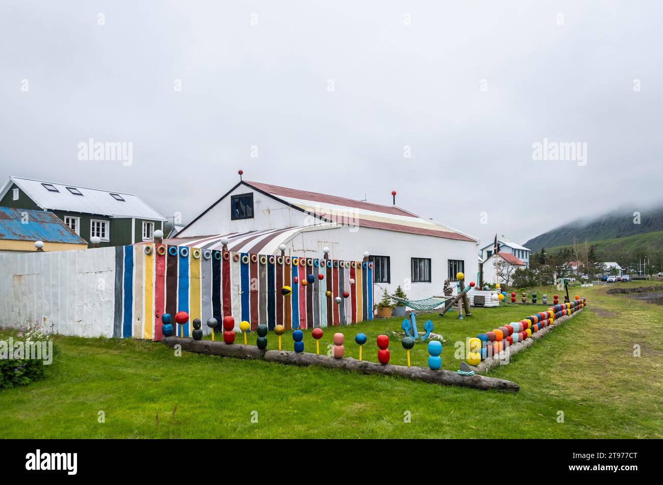 Seydisfjordur Village of Iceland: Una piccola città situata nell'est dell'Islanda è ospitata da un bellissimo fiordo omonimo, East Iceland, Europe, juli 6, 2023 Foto Stock