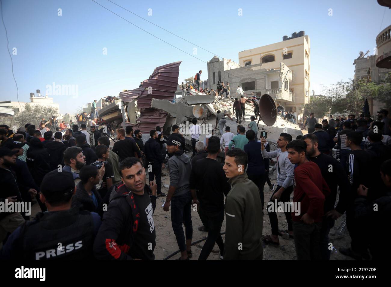 Rafah, Gaza. 23 novembre 2023. I palestinesi cercano sopravvissuti a seguito dei bombardamenti israeliani sugli huos a Rafah, nella Striscia di Gaza meridionale, Thusday 23 novembre 2023. Ritardare l'attuazione dell'accordo di cessate il fuoco temporaneo a Gaza. Foto di Ismail Muhammad/UPI credito: UPI/Alamy Live News Foto Stock