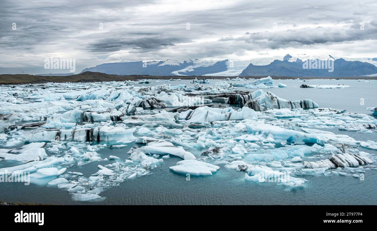 Iceberg alla deriva nella baia del ghiacciaio Jokulsarlon nel sud-est dell'Islanda, in Europa. Popolare destinazione di viaggio dell'Islanda Foto Stock