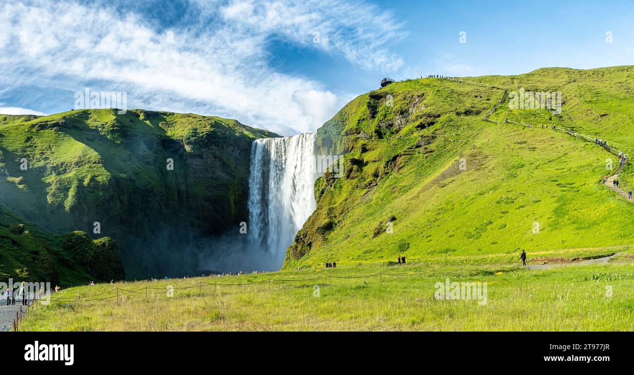 La cascata di Skógafoss è una delle più grandi cascate dell'Islanda, con una caduta di circa 60 metri e una larghezza di 25 metri - Islanda meridionale, Europa Foto Stock