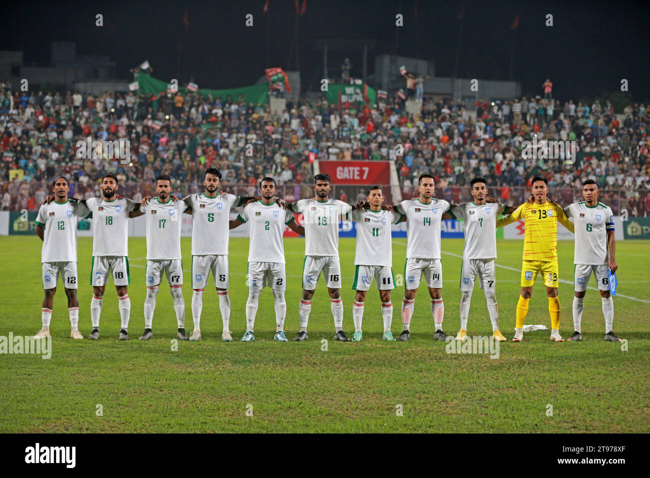 Foto di gruppo della Nazionale di calcio del Bangladesh durante la partita di qualificazione della Coppa del mondo FIFA alla Bashundhara Kings Arena di Dacca, Bangladesh, 21 No Foto Stock