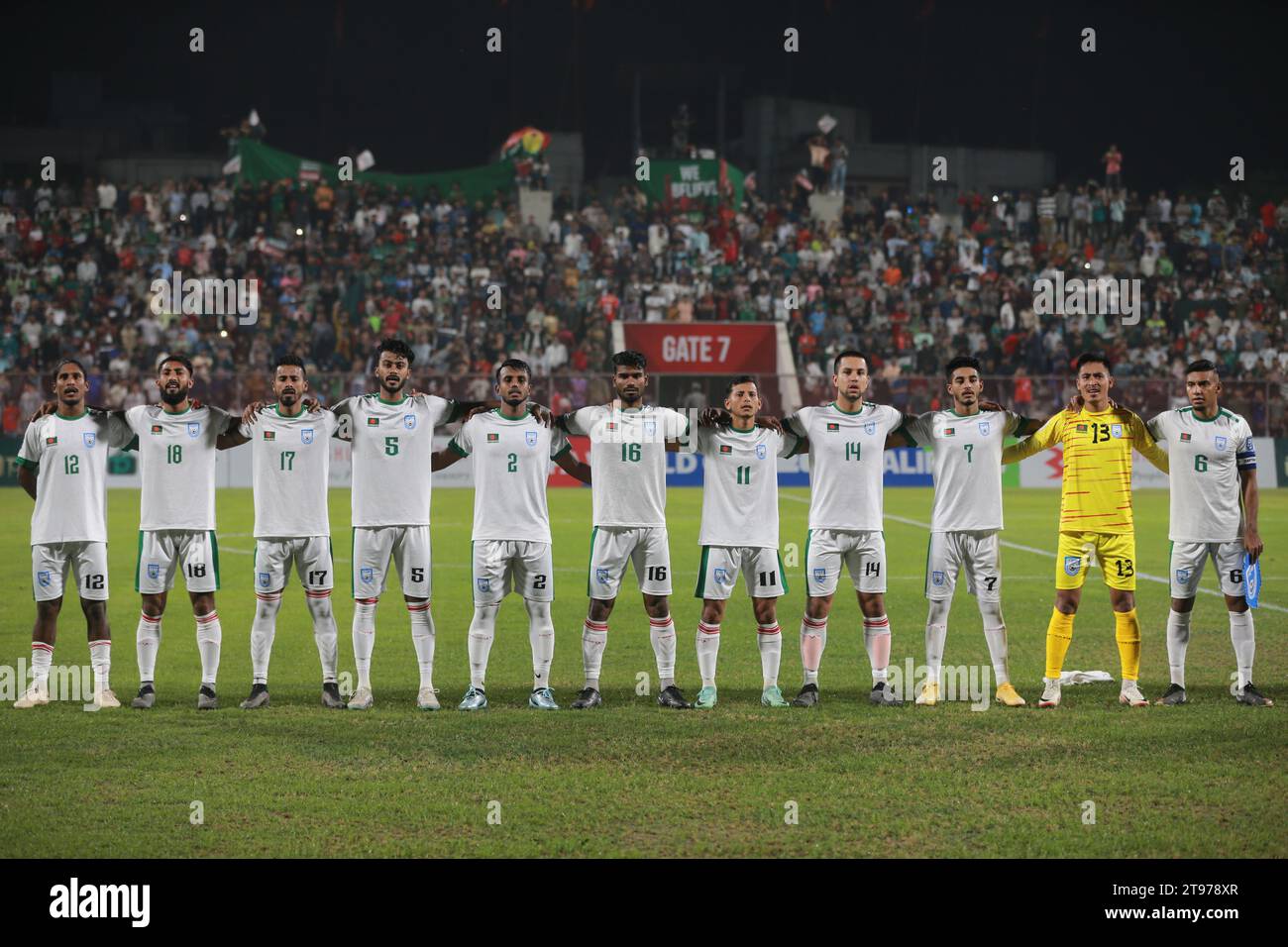 Foto di gruppo della Nazionale di calcio del Bangladesh durante la partita di qualificazione della Coppa del mondo FIFA alla Bashundhara Kings Arena di Dacca, Bangladesh, 21 No Foto Stock