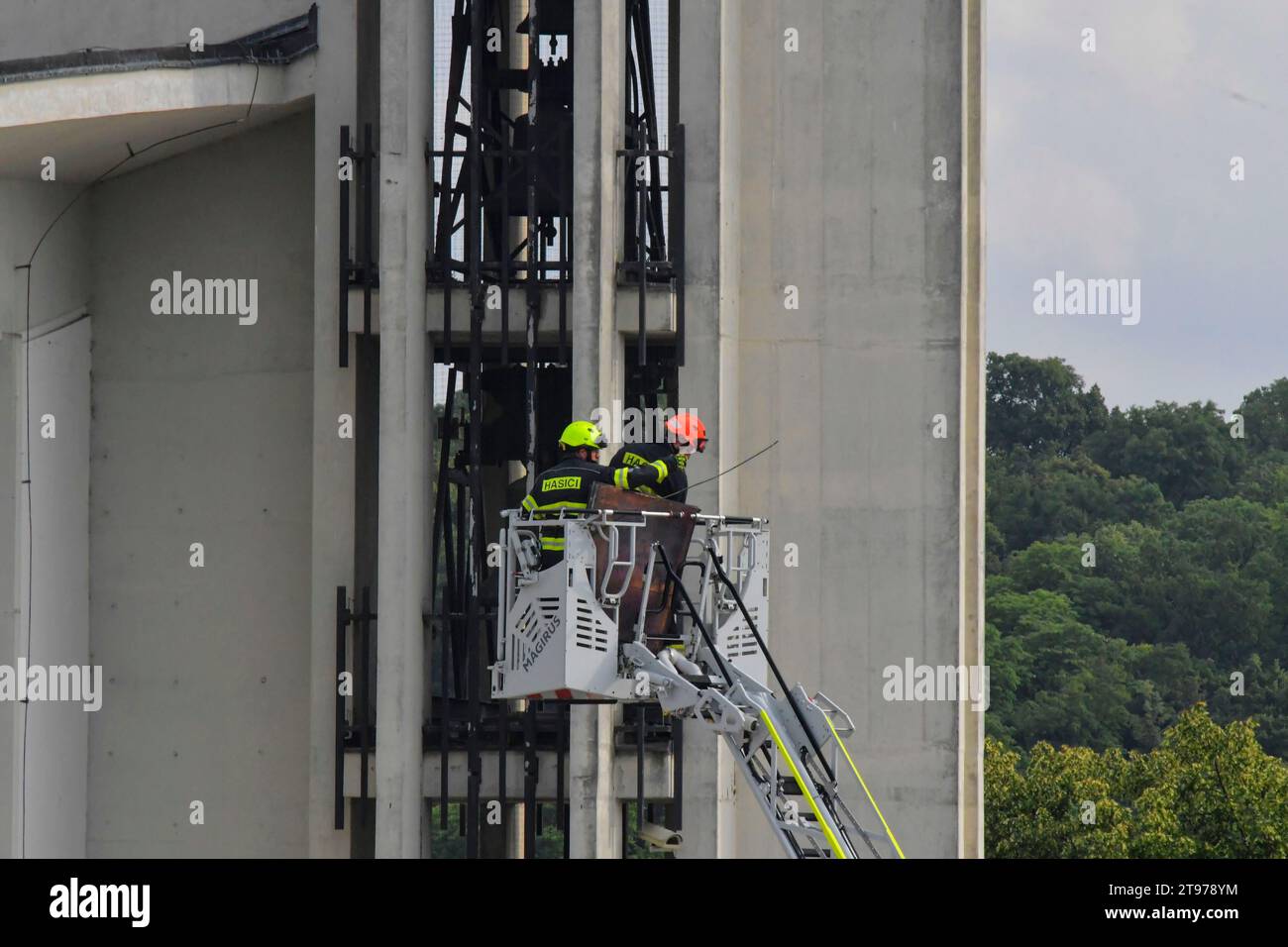 Vigili del fuoco alla torre della chiesa. Intervento dei vigili del fuoco in un edificio alto. Foto Stock
