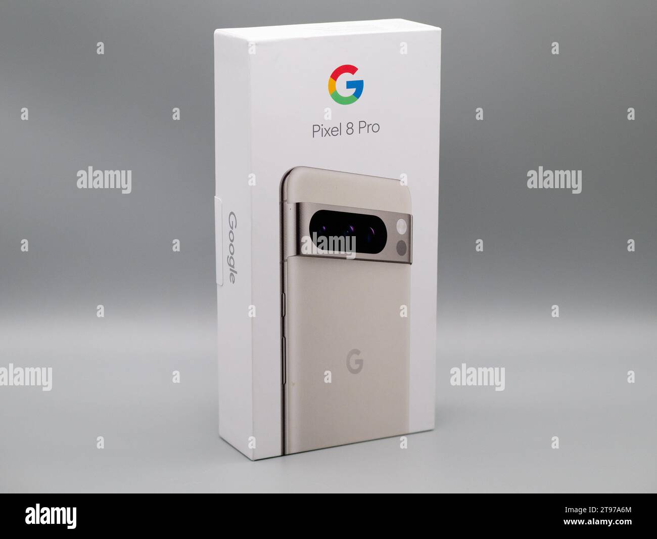 Leeds, Regno Unito - novembre 2023 - Google Pixel 8 Pro Porcelain White Box in piedi Foto Stock