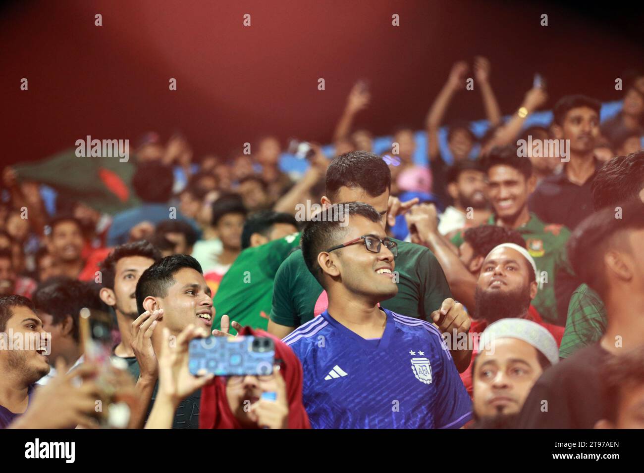 Tifosi bengalesi durante la partita di qualificazione ai Mondiali di calcio bengalesi e libanesi alla Bashundhara Kings Arena di Dacca, Bangladesh, 21 No Foto Stock