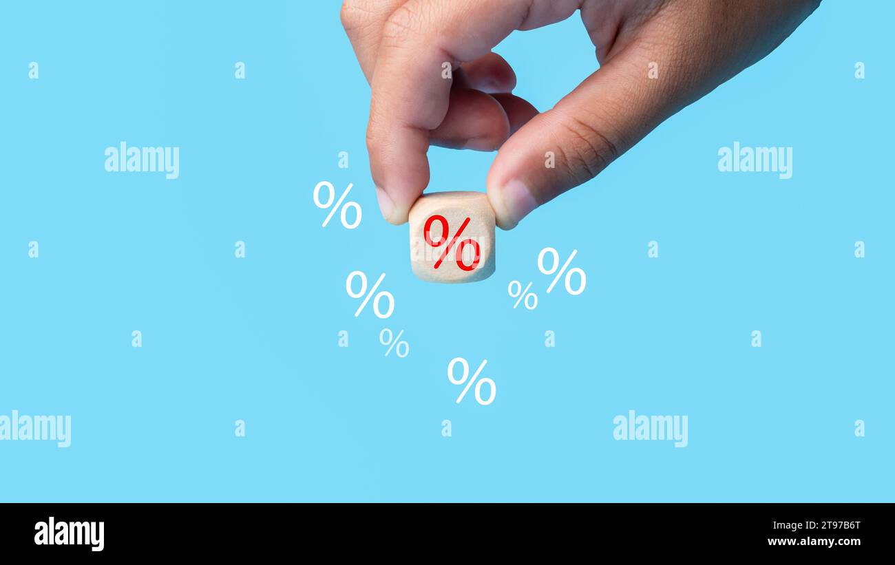 Human Hand tiene l'icona del simbolo della percentuale di sconto su sfondo azzurro rappresenta il concetto di shopping online, i prodotti a prezzo speciale e le promozioni. Foto Stock